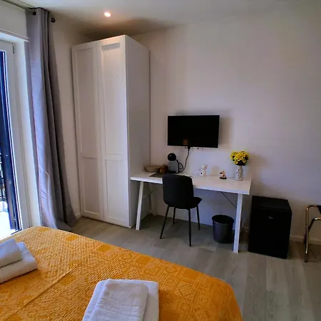 Virgy White 4* בארי