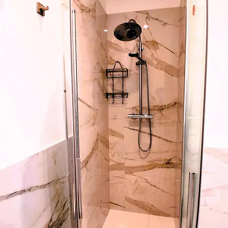 Virgy White 4* Барі